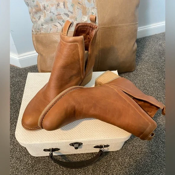 NWOT tan leather ankle boots by Jeffery Campbell - Picture 2 of 9